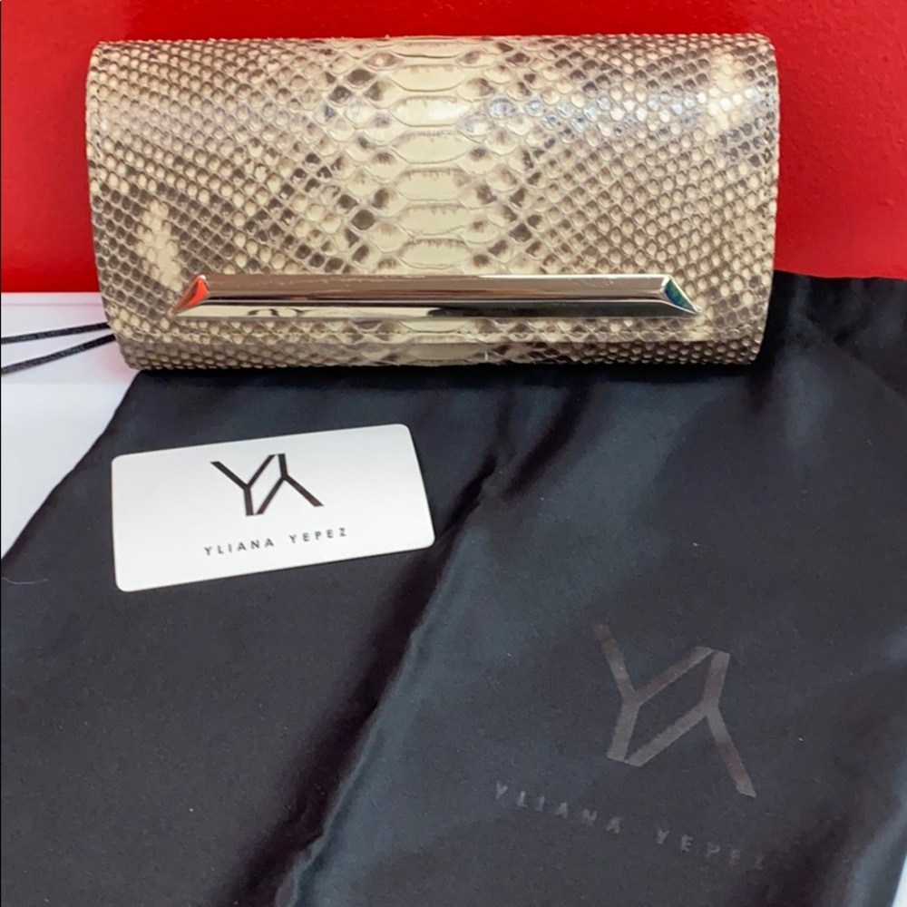 Yliana Yepez clutch